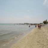 Presenta zone di spiaggia libera e altre dove trovano posto vecchi stabilimenti balneari